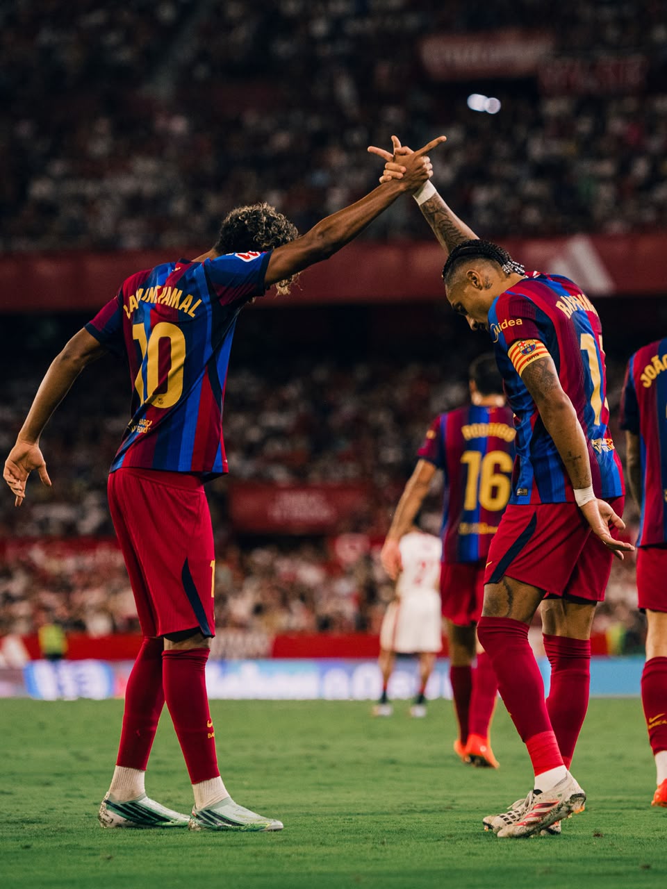 Raphinha shines again as Barcelona beat Sevilla